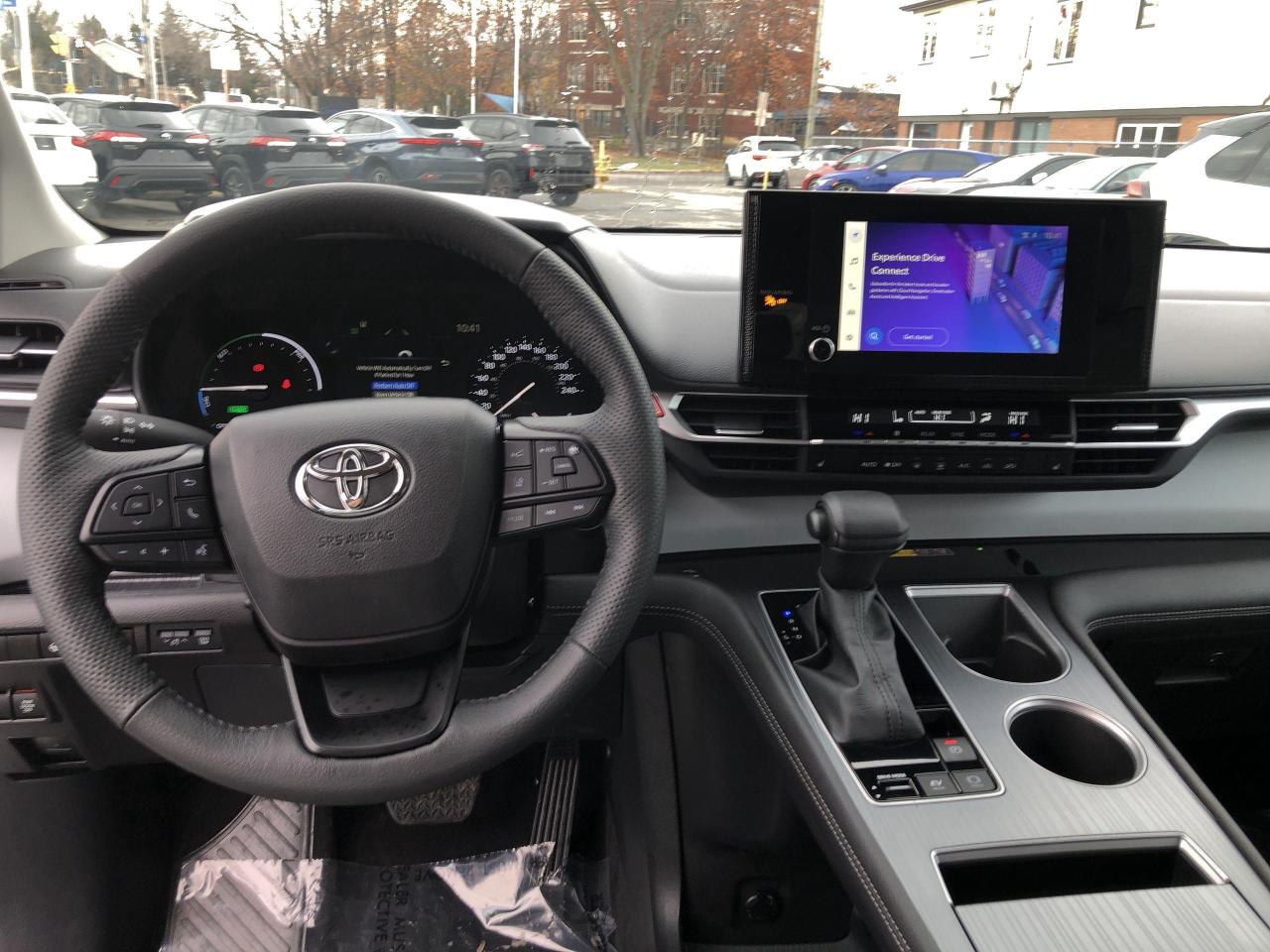 2025 Toyota Sienna LE 8-Passenger LIKE NEW!!  HYBRID, ONLY 6,834KMS, Photo