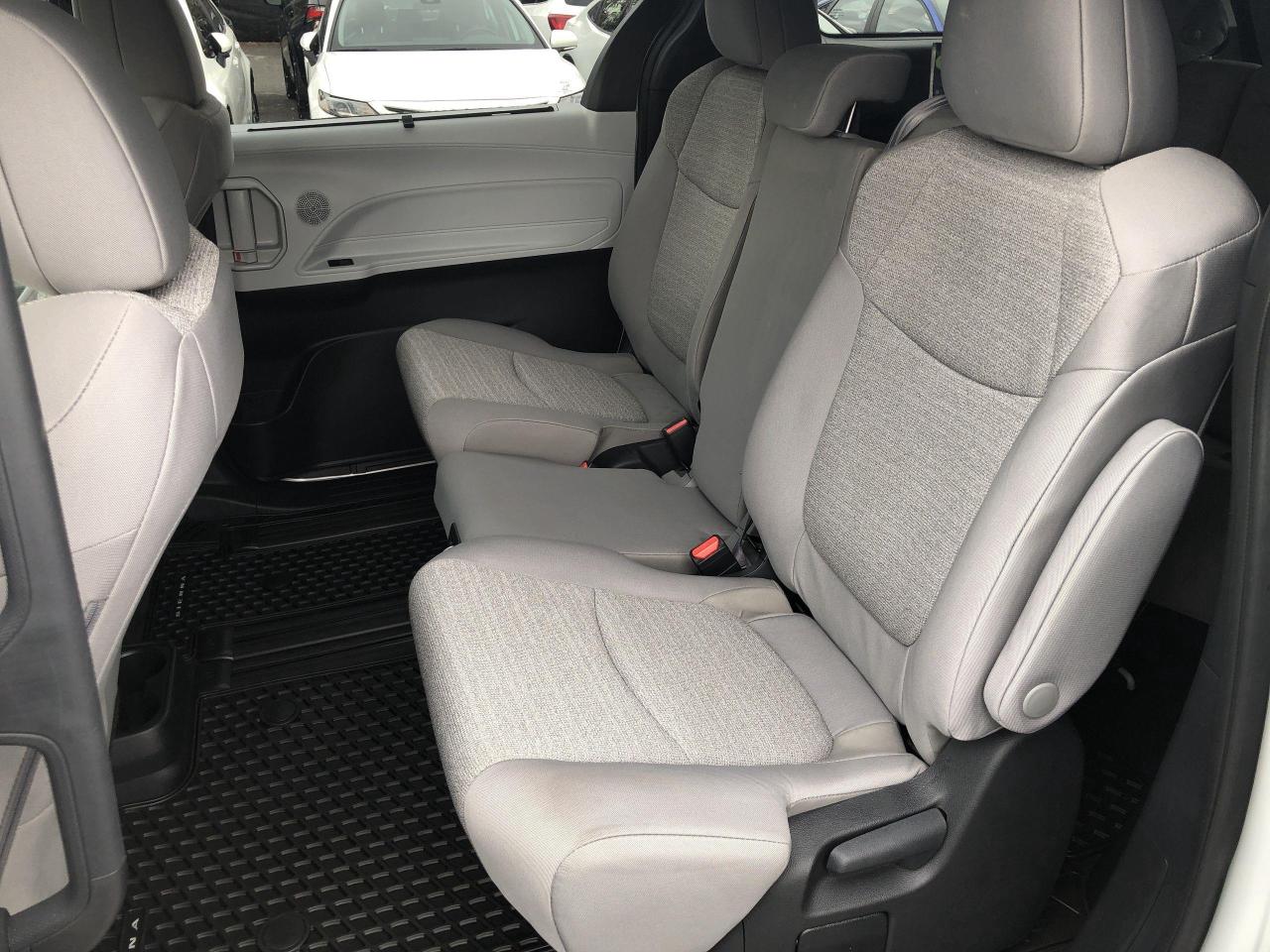 2025 Toyota Sienna LE 8-Passenger LIKE NEW!!  HYBRID, ONLY 6,834KMS, Photo