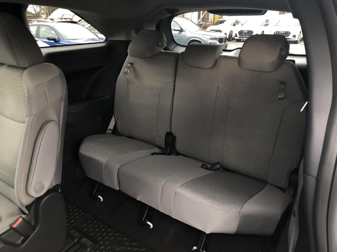 2025 Toyota Sienna LE 8-Passenger LIKE NEW!!  HYBRID, ONLY 6,834KMS, Photo