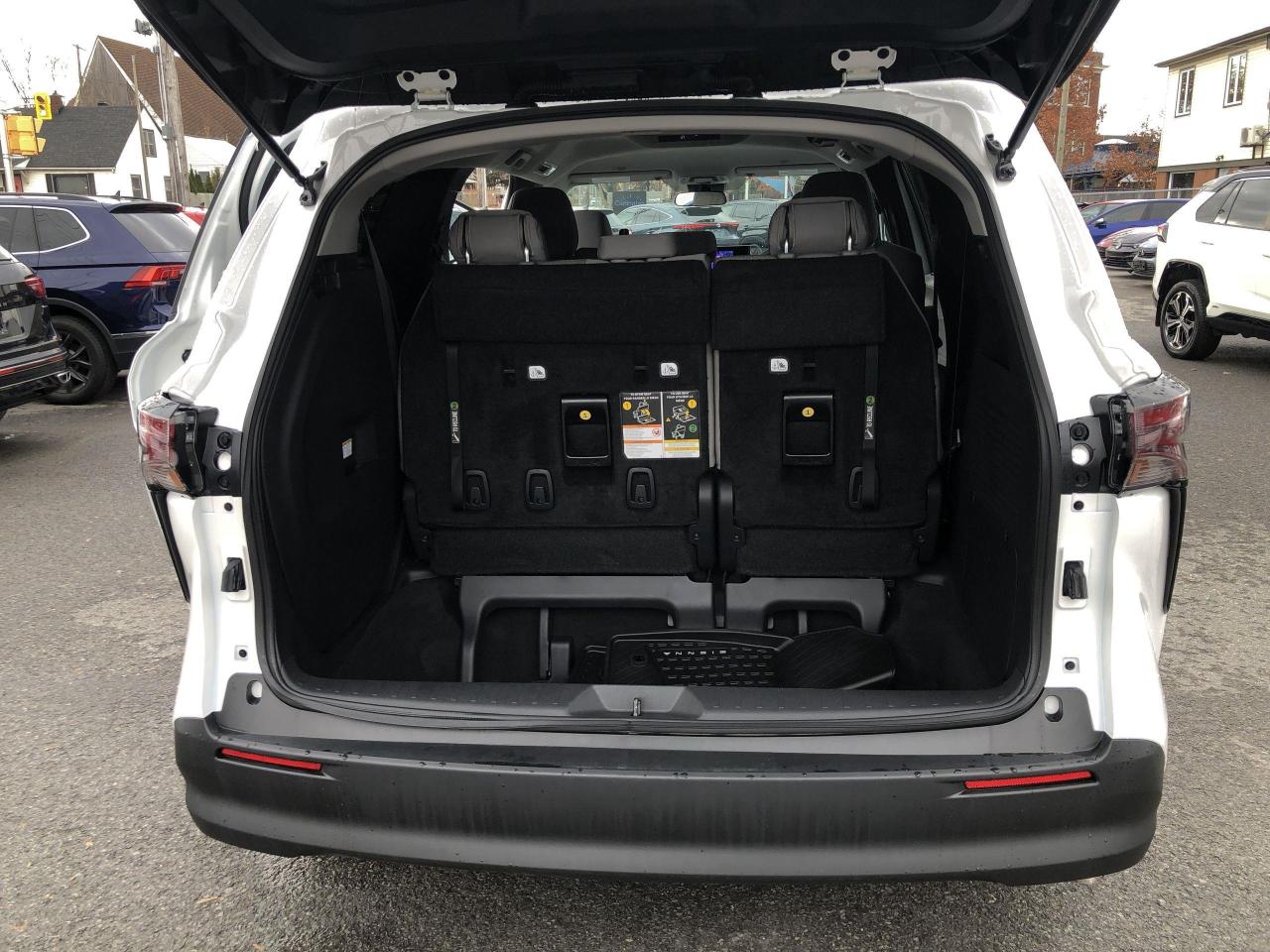 2025 Toyota Sienna LE 8-Passenger LIKE NEW!!  HYBRID, ONLY 6,834KMS, Photo