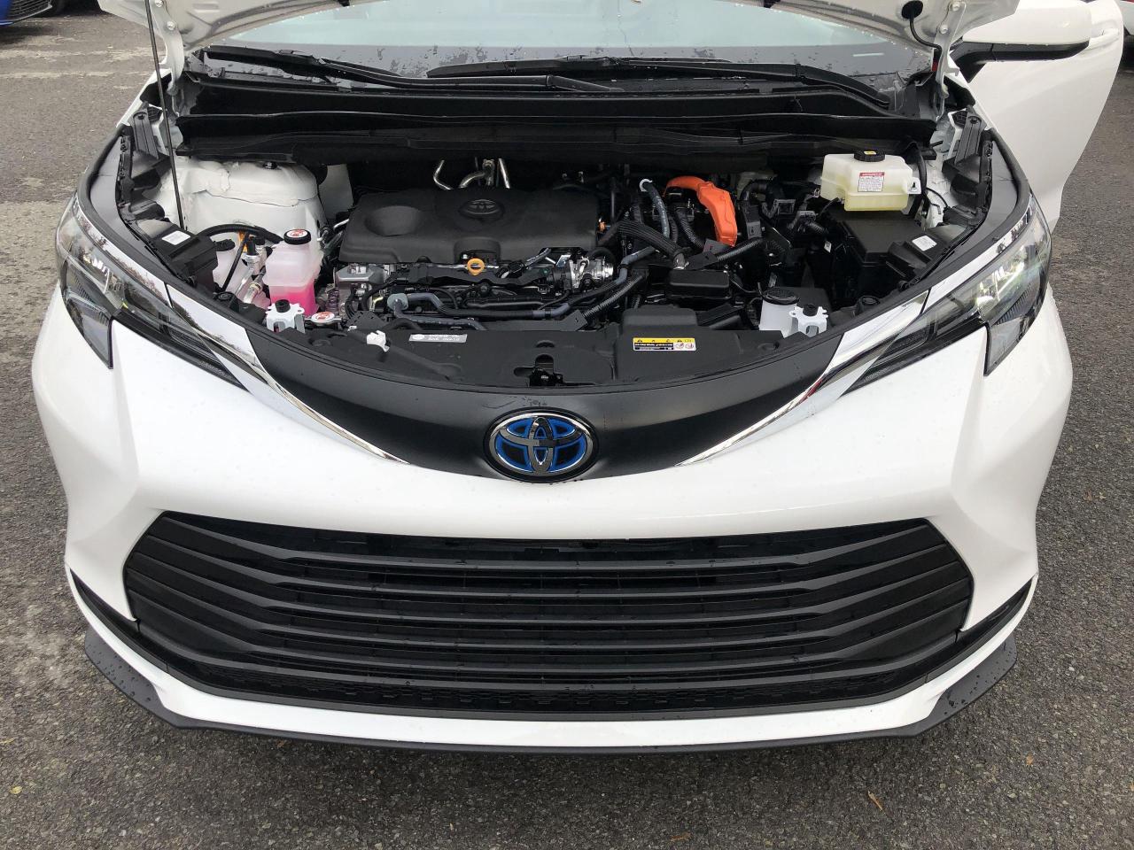 2025 Toyota Sienna LE 8-Passenger LIKE NEW!!  HYBRID, ONLY 6,834KMS, Photo