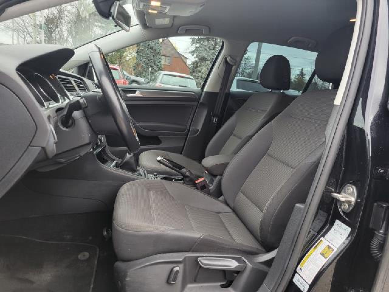 2018 Volkswagen Golf TRENDLINE Photo