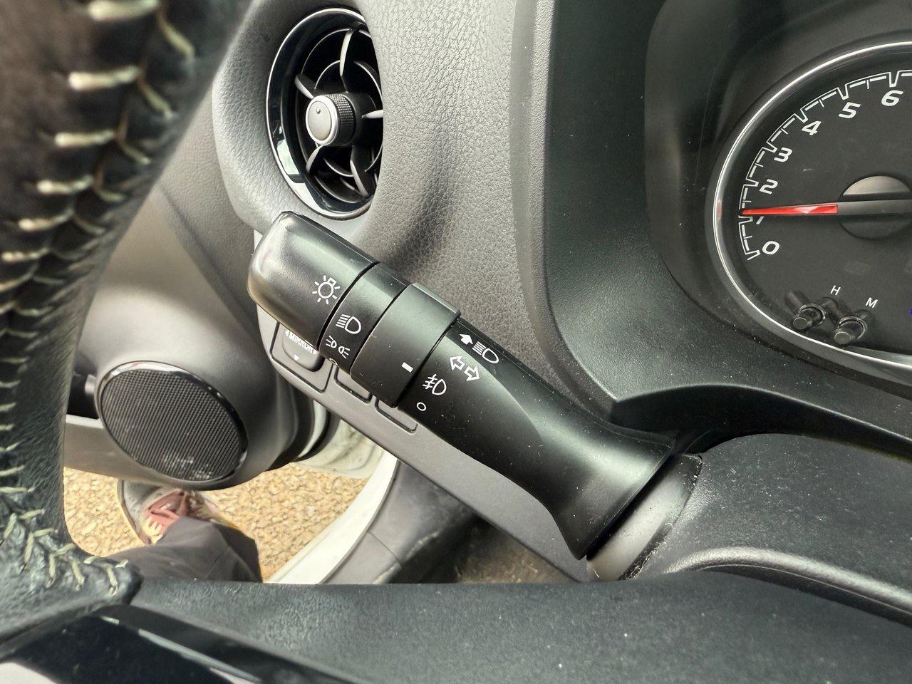 2018 Toyota Yaris HATCHBACK SE Photo