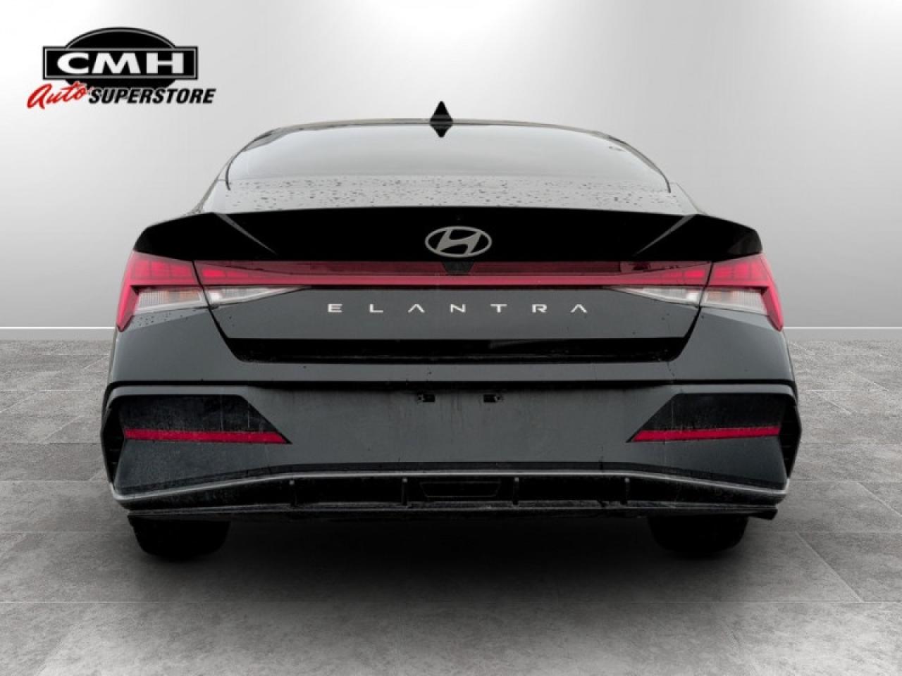 2024 Hyundai Elantra Luxury IVT Photo