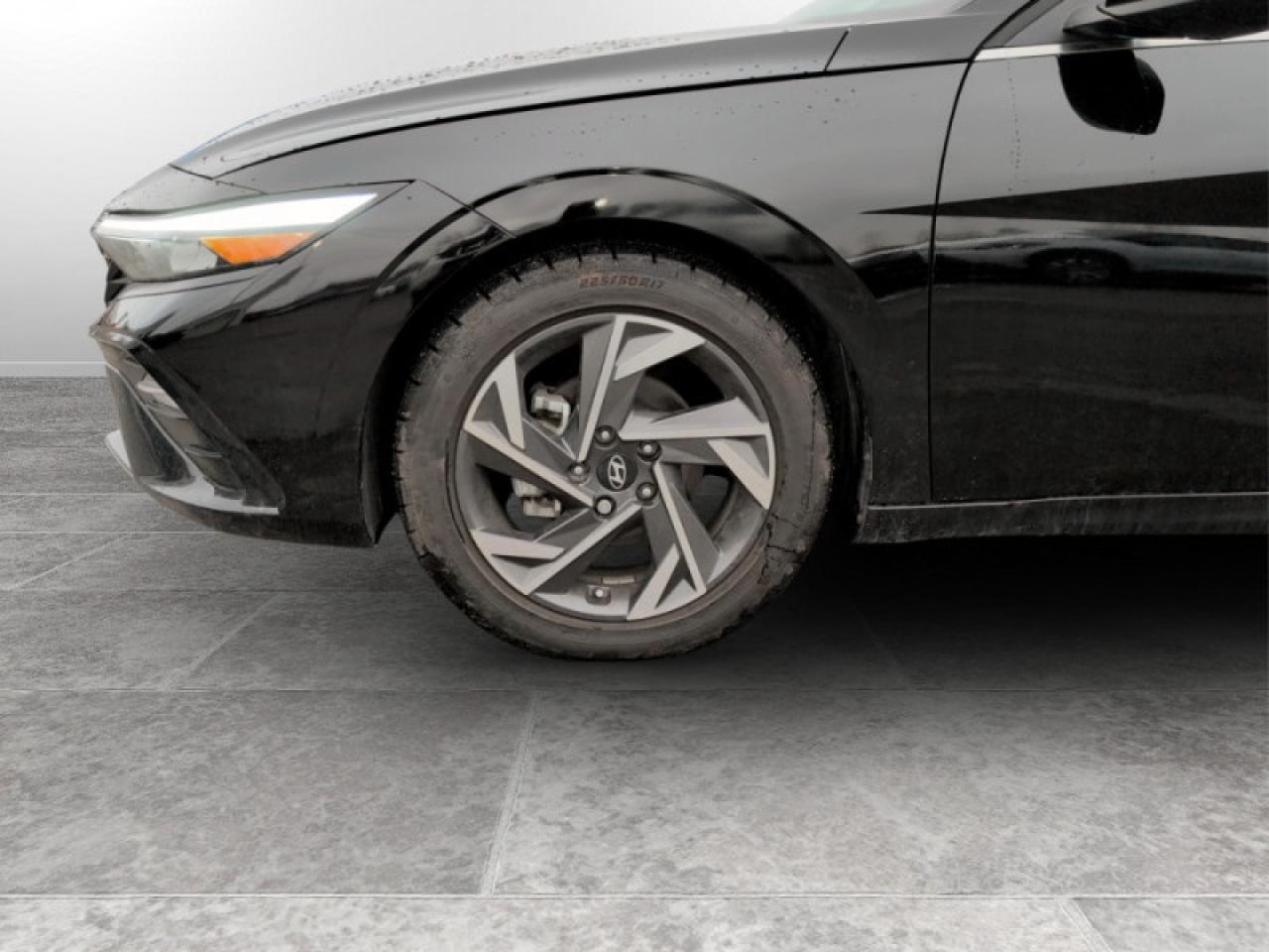 2024 Hyundai Elantra Luxury IVT Photo