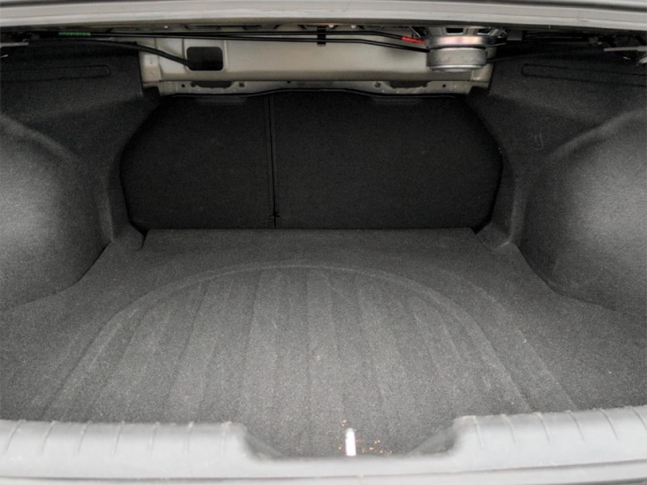 2024 Hyundai Elantra Luxury IVT Photo