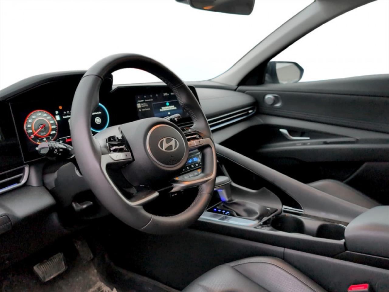 2024 Hyundai Elantra Luxury IVT Photo