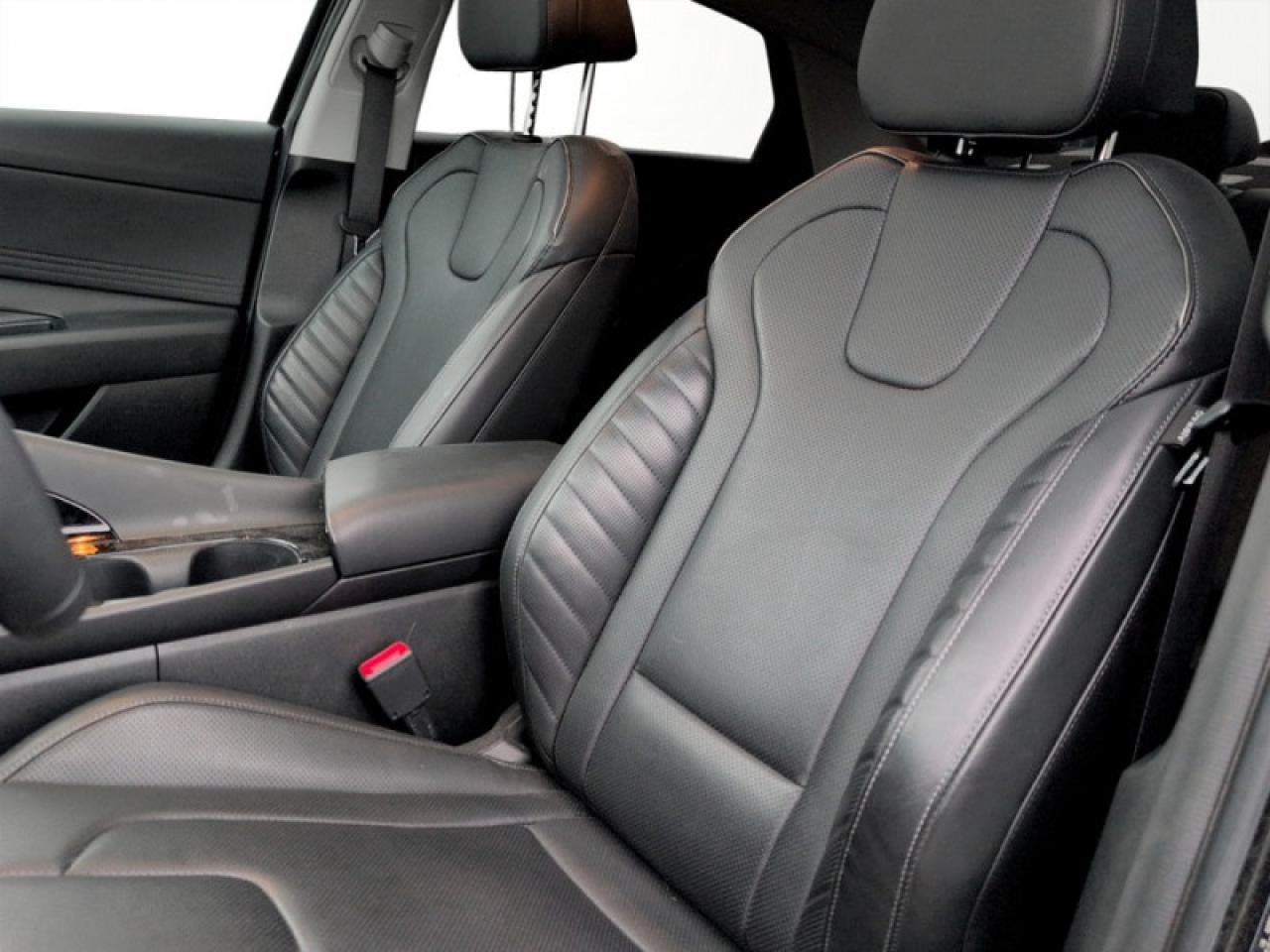 2024 Hyundai Elantra Luxury IVT Photo