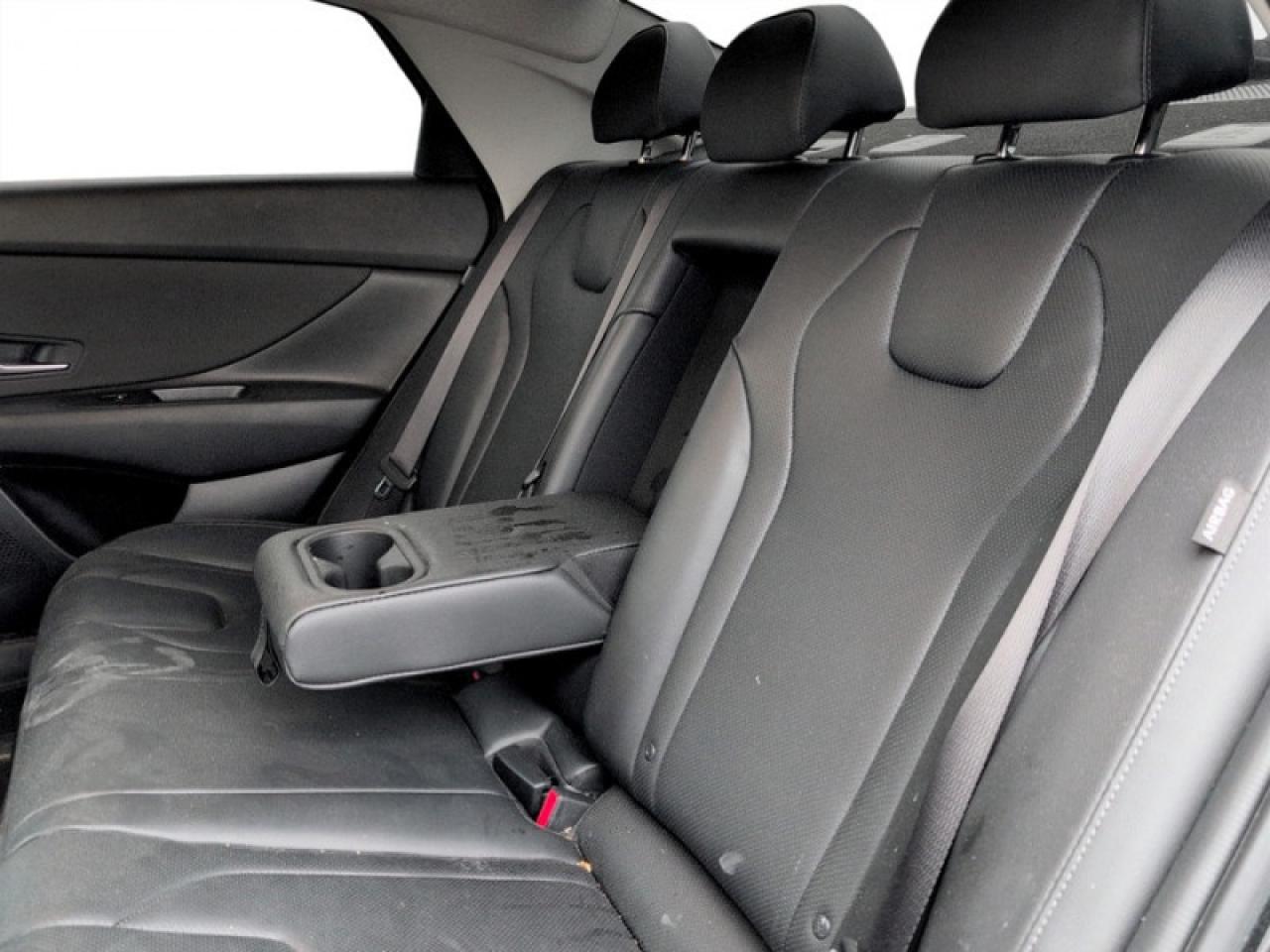 2024 Hyundai Elantra Luxury IVT Photo