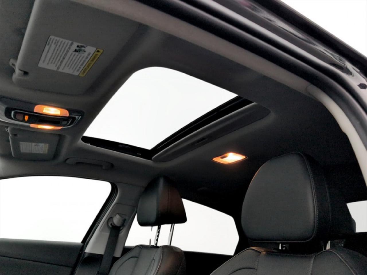 2024 Hyundai Elantra Luxury IVT Photo