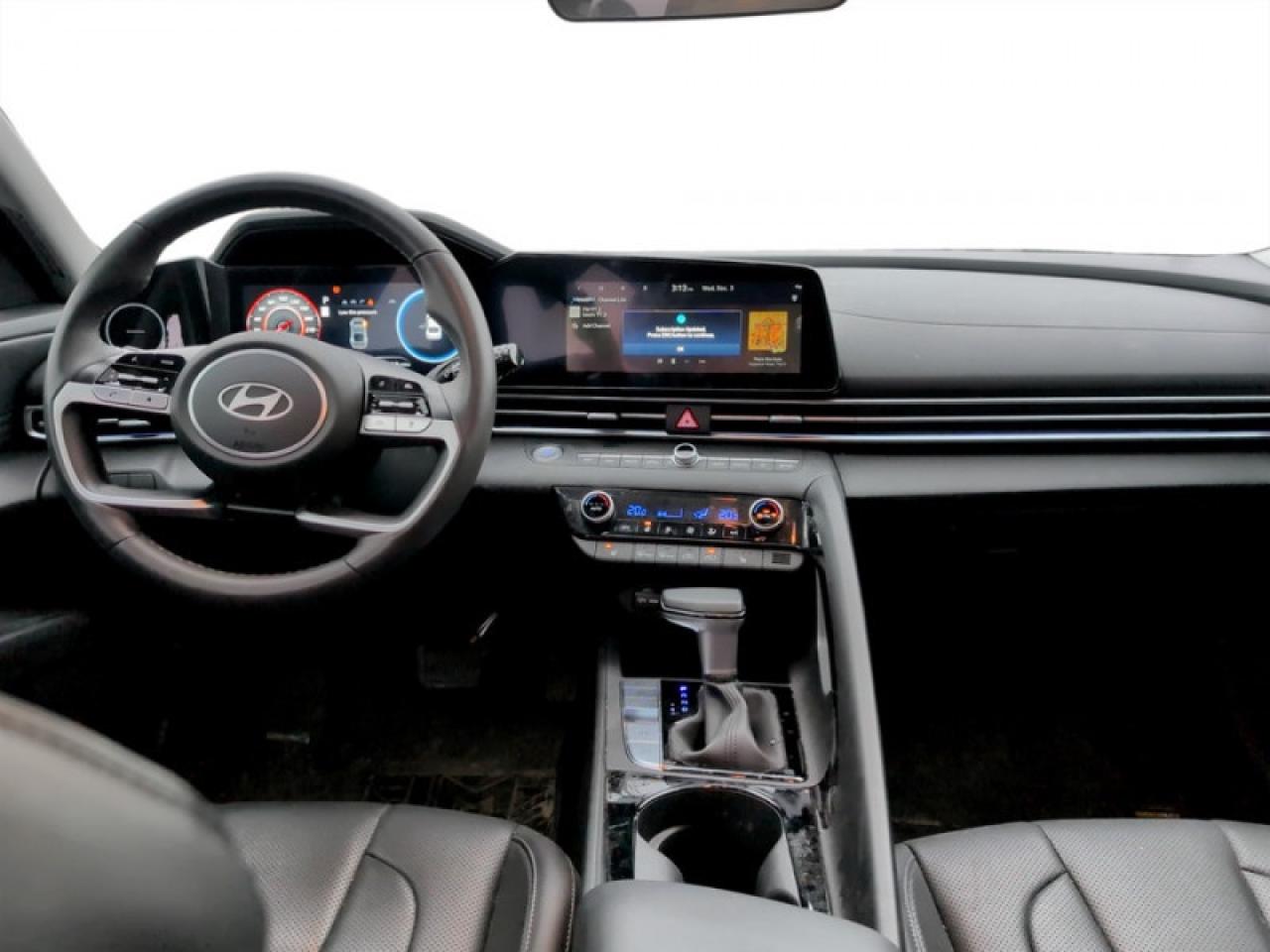 2024 Hyundai Elantra Luxury IVT Photo