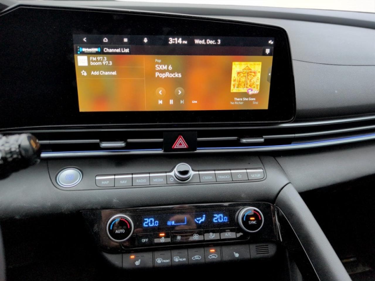 2024 Hyundai Elantra Luxury IVT Photo