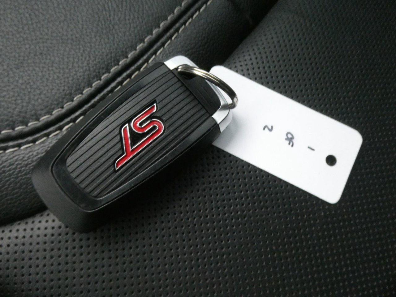 2021 Ford Explorer EXPLORER ST Photo