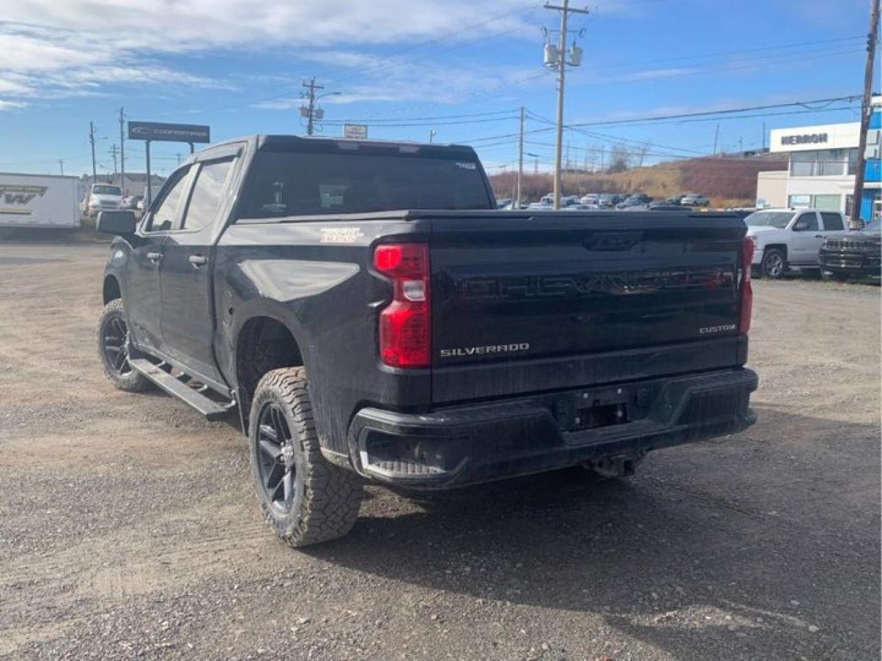 2022 Chevrolet Silverado 1500 Custom Trail Boss Crew 4WD | Z71 | Trailering Pkg | CarPlay + Android | Rear Camera | and More ! Photo