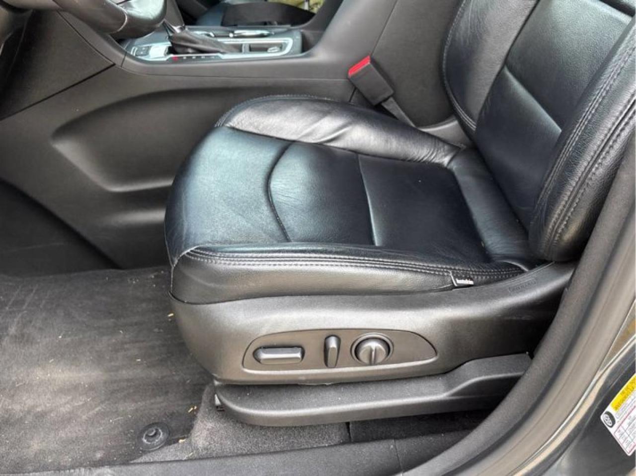 2020 Chevrolet Equinox LT AWD | Katzkin Leather | Power + Heated Seats | Panoramic Sunroof | Carplay + Android and More ! Photo2