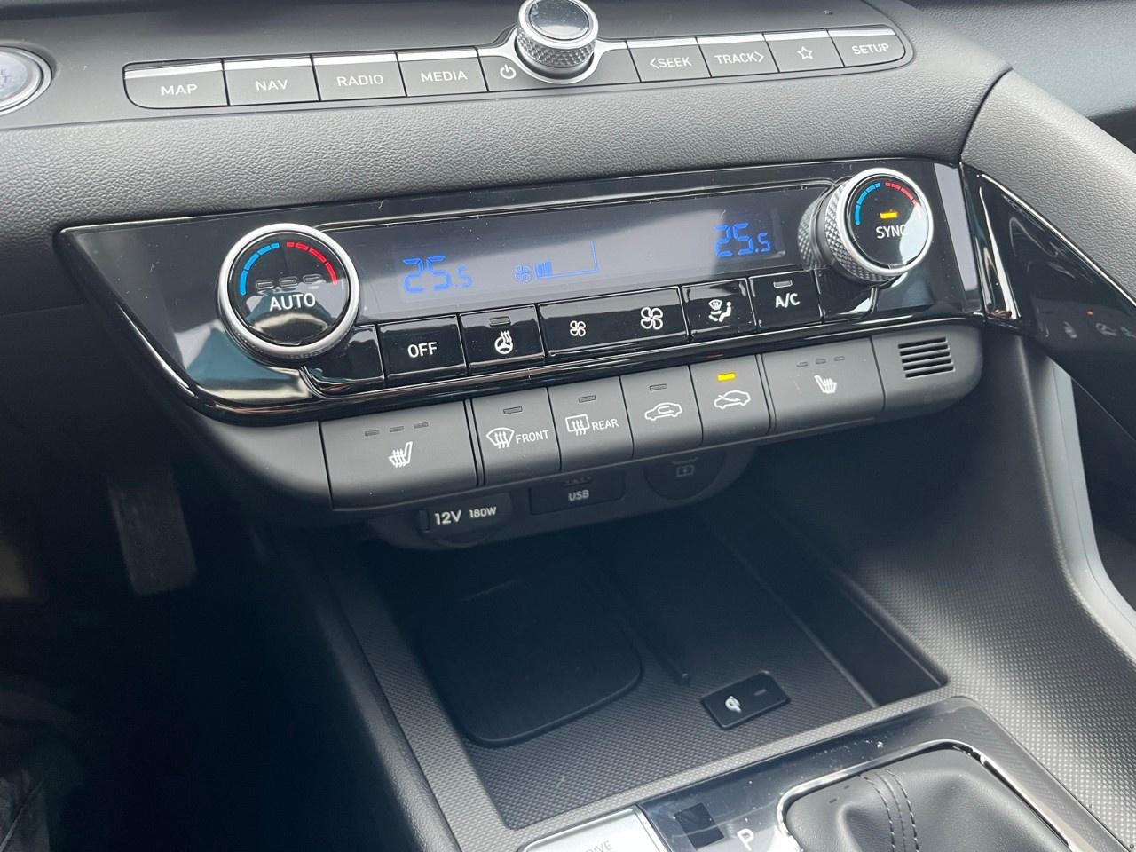 2026 Hyundai Elantra Luxury IVT Photo