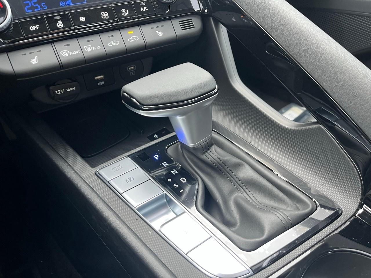 2026 Hyundai Elantra Luxury IVT Photo