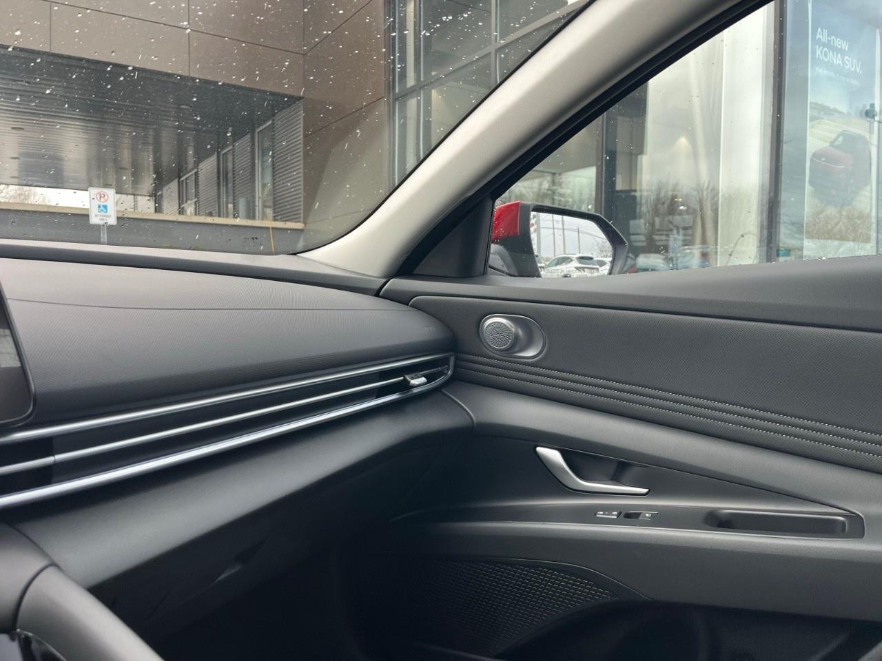 2026 Hyundai Elantra Luxury IVT Photo