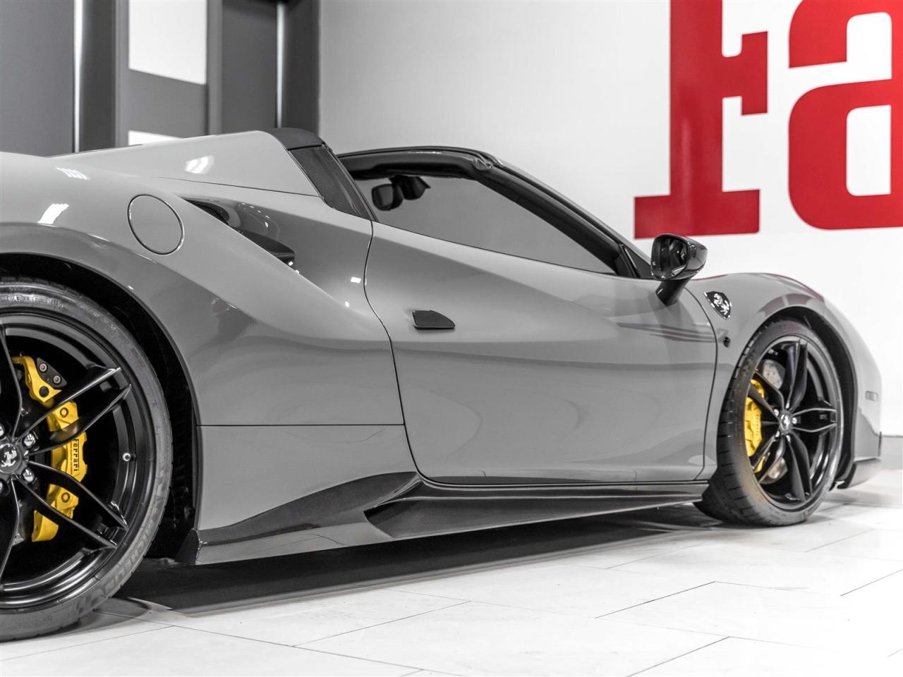 2018 Ferrari 400i CARBON FIBER RACING PKG|NOVITEC EXHAUST|SPECIAL PAINT Photo