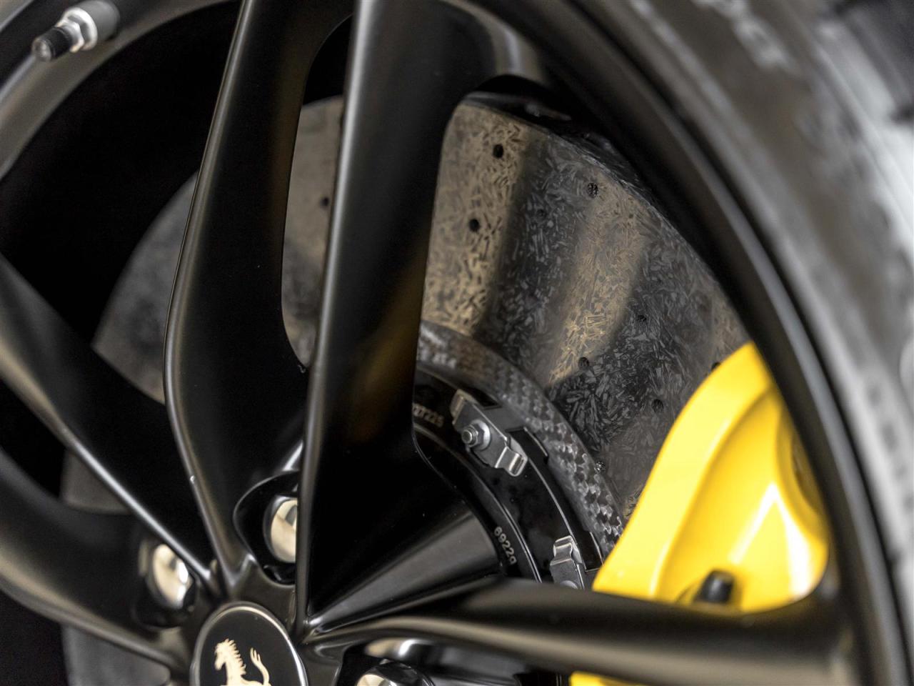 2018 Ferrari 400i CARBON FIBER RACING PKG|NOVITEC EXHAUST|SPECIAL PAINT Photo