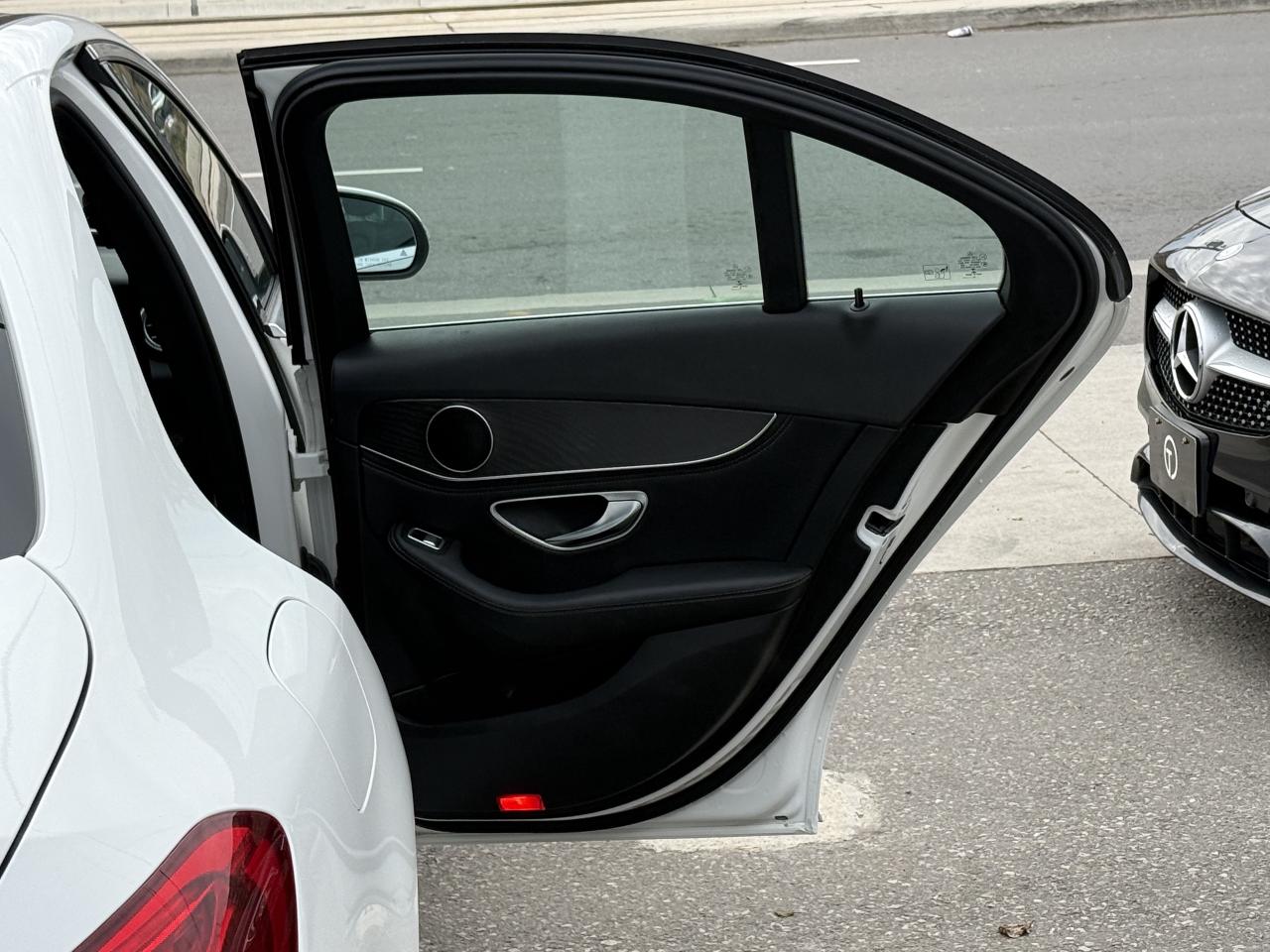 2016 Mercedes-Benz C-Class 300 //AMG PKG | PANO | NAVI | BACK UP CAMERA Photo