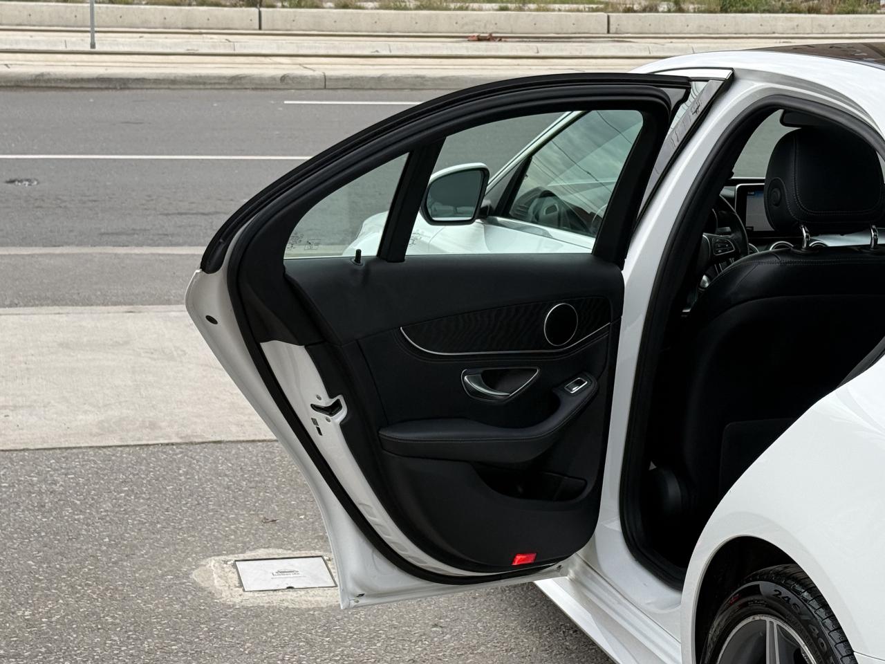 2016 Mercedes-Benz C-Class 300 //AMG PKG | PANO | NAVI | BACK UP CAMERA Photo