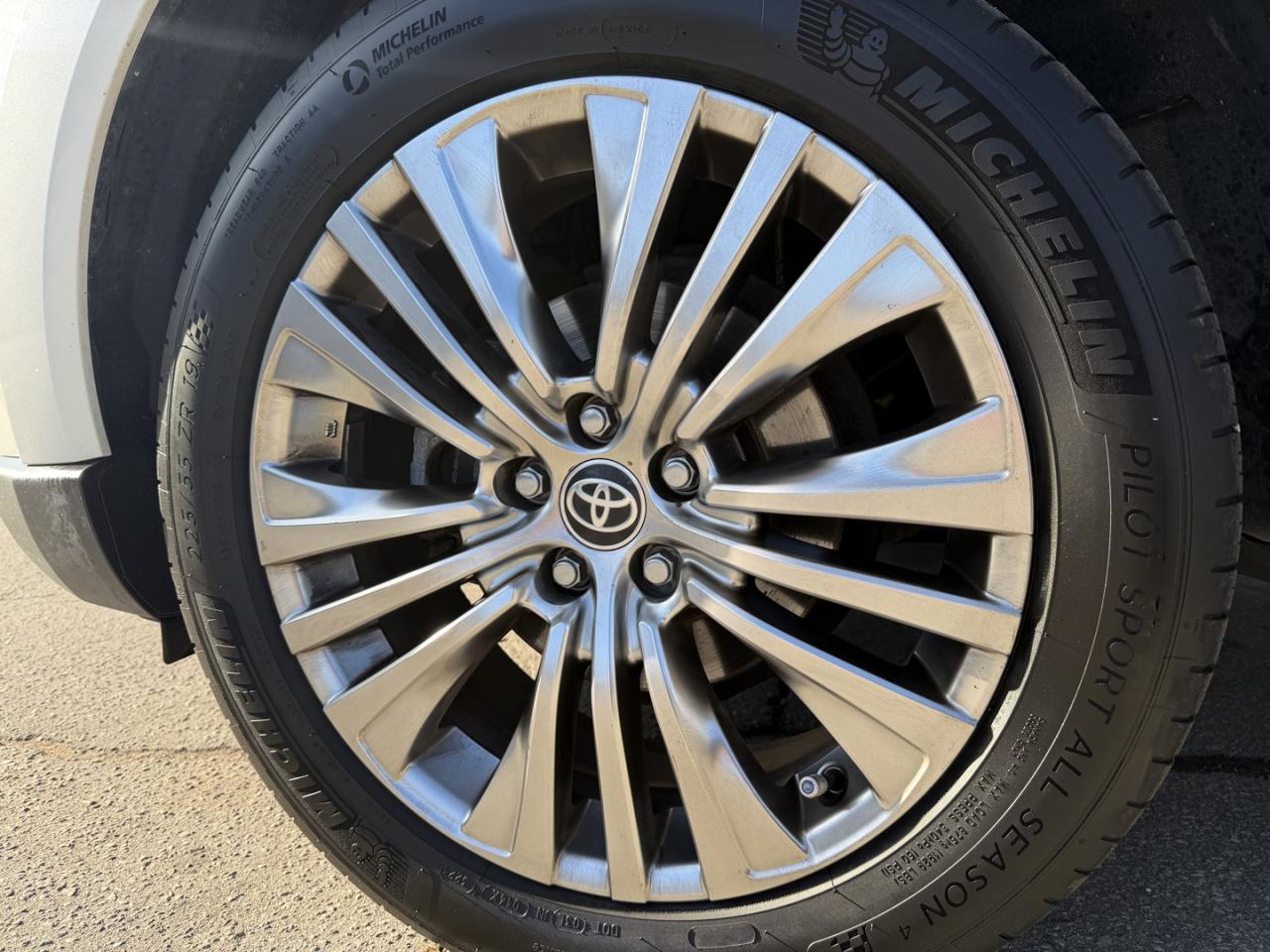 2021 Toyota Venza LIMITED AWD - Photo #8