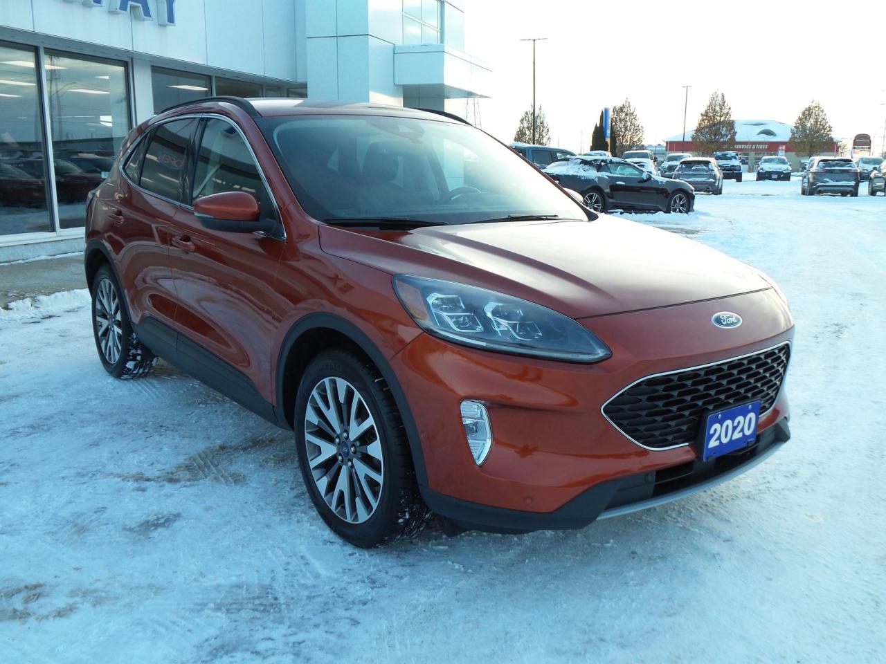 2020 Ford Escape TITANIUM, AWD, HYBRID, NAVIGATION, HEATED SEATS! Photo2
