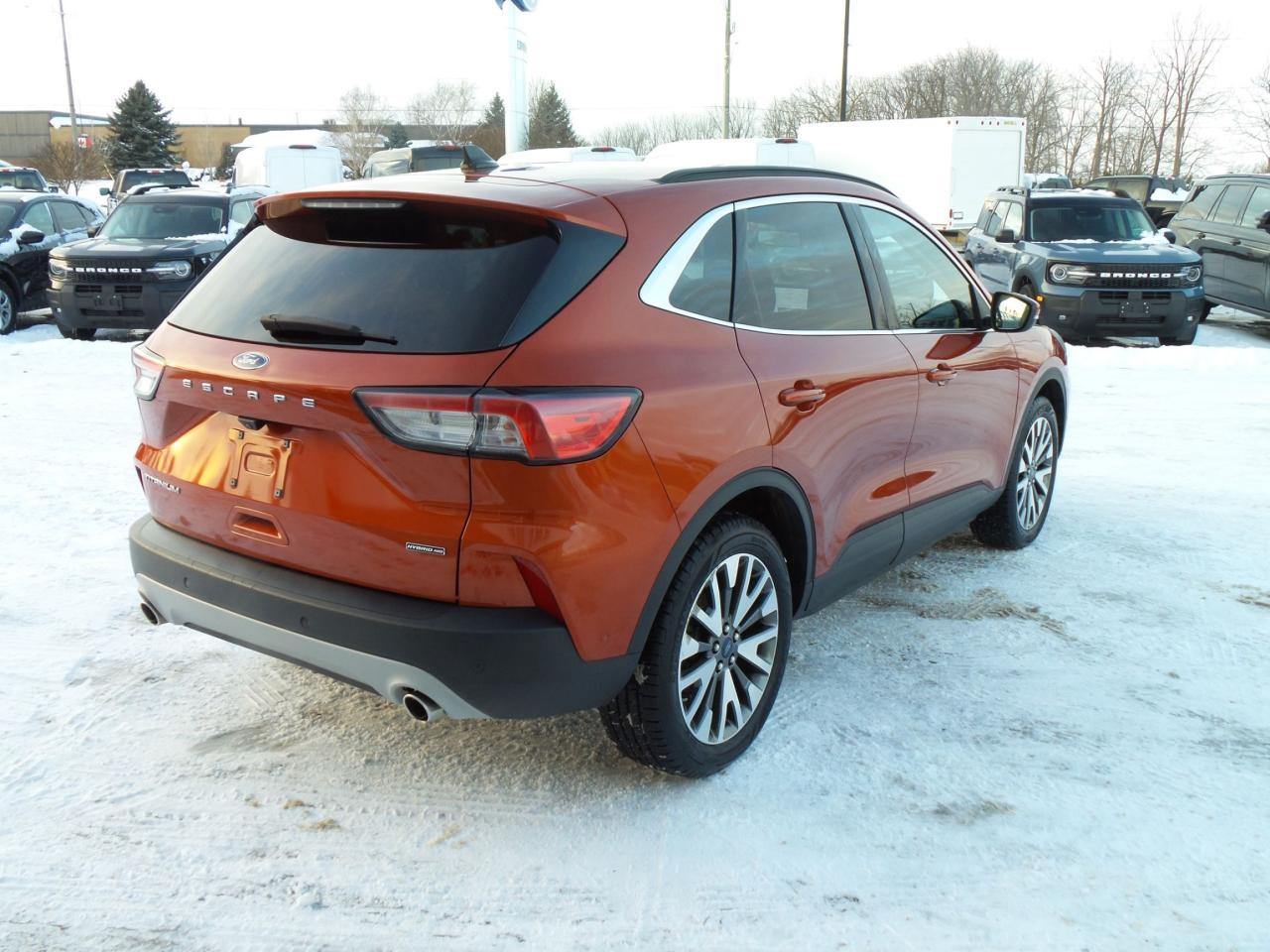 2020 Ford Escape TITANIUM, AWD, HYBRID, NAVIGATION, HEATED SEATS! Photo4