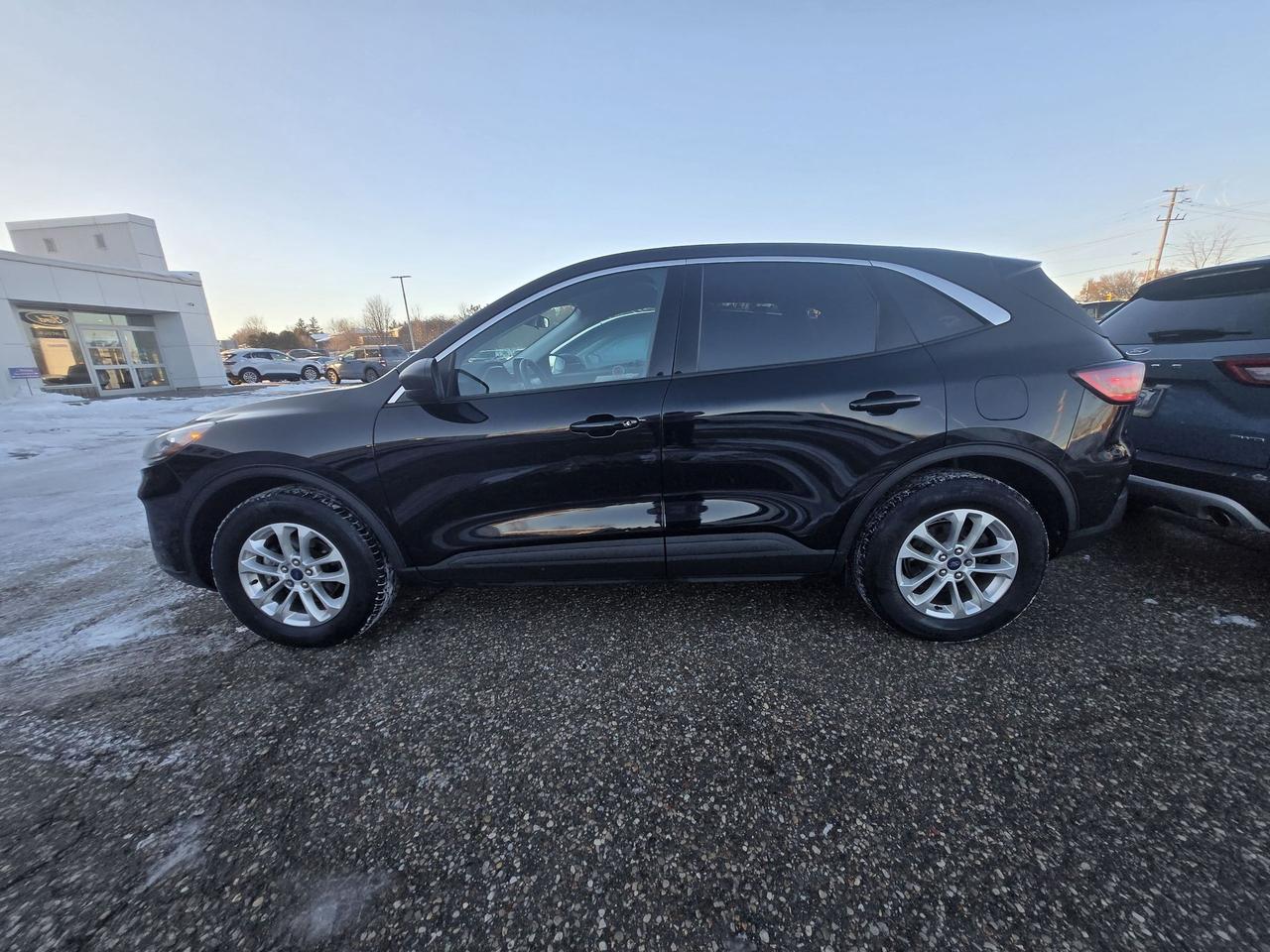 2022 Ford Escape SE, AWD, COLD WEATHER PACKAGE! POWER GATE! Photo