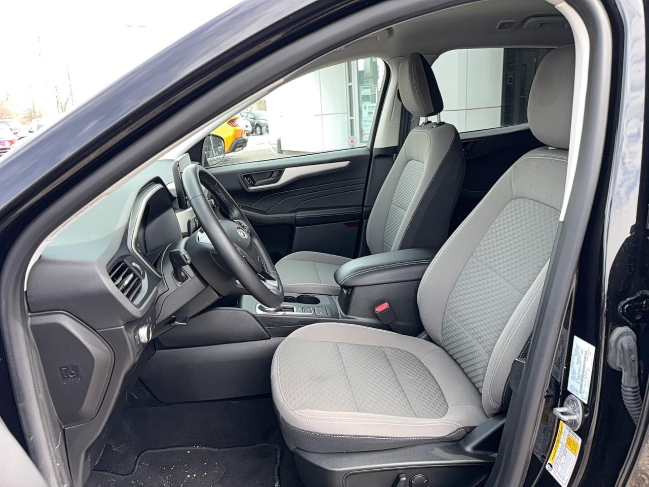 2022 Ford Escape SE, AWD, COLD WEATHER PACKAGE! POWER GATE! Photo