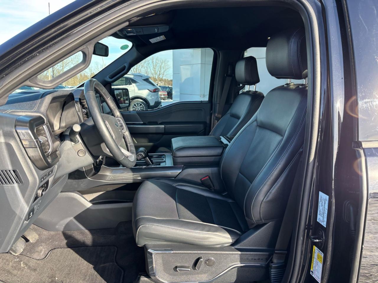 2023 Ford F-150 LARIAT, 502A TRIM LEVEL, FX4, SPORT PACK! Photo