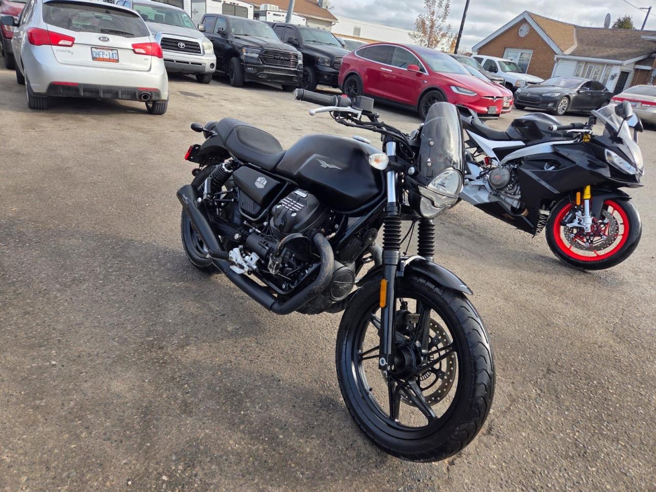 2022 Moto Guzzi V7 STONE, ONLY 8,000KMS, LIGHT DAMAGE, LOW KMS - Photo #2