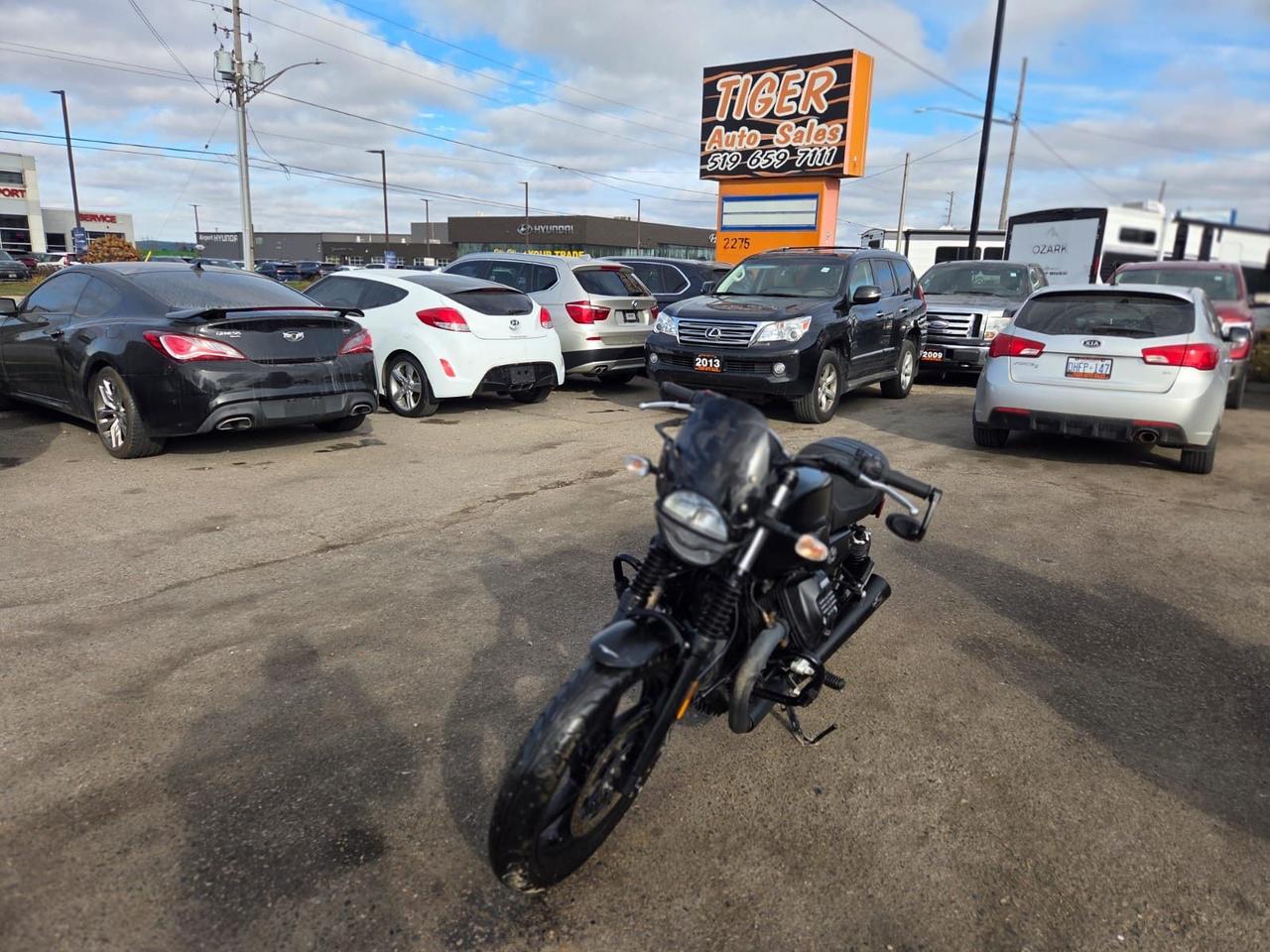 2022 Moto Guzzi V7 STONE, ONLY 8,000KMS, LIGHT DAMAGE, LOW KMS - Photo #1