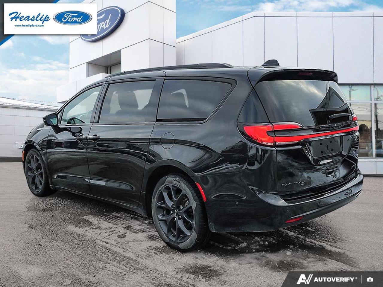 2022 Chrysler Pacifica Limited Photo3