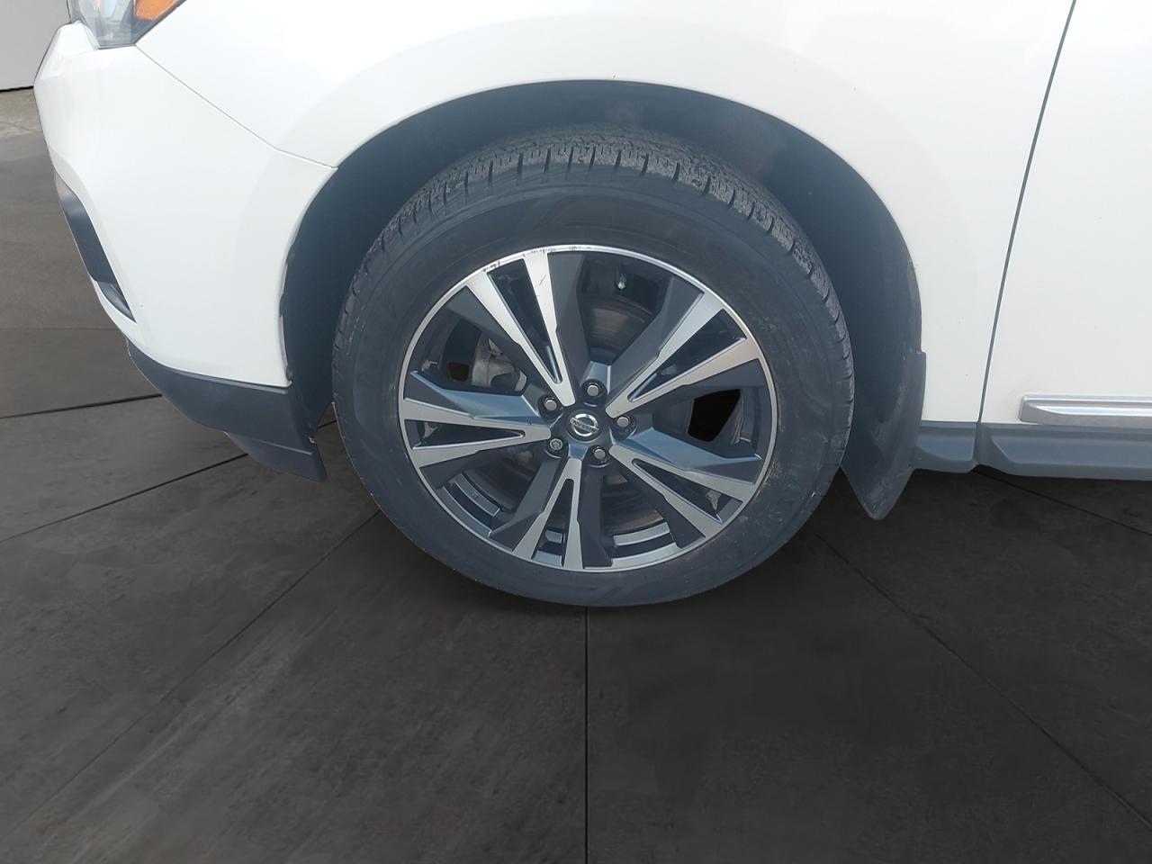 2020 Nissan Pathfinder Platinum Photo