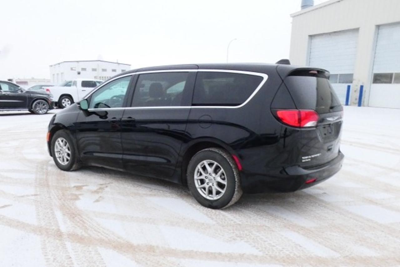 2024 Chrysler Grand Caravan SXT 2WD w/Htd cloth, Htd wheel, NAV, BUC - Photo #8