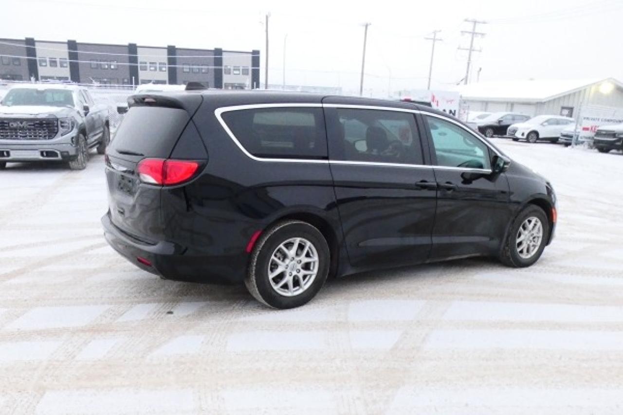2024 Chrysler Grand Caravan SXT 2WD w/Htd cloth, Htd wheel, NAV, BUC - Photo #6