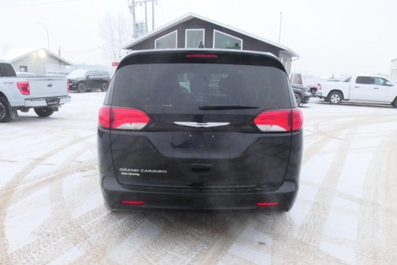 2024 Chrysler Grand Caravan SXT 2WD w/Htd cloth, Htd wheel, NAV, BUC - Photo #7