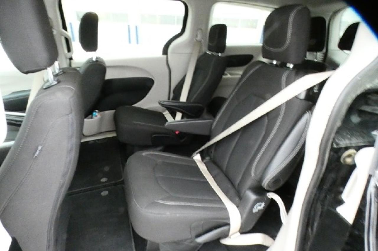 2024 Chrysler Grand Caravan SXT 2WD w/Htd cloth, Htd wheel, NAV, BUC - Photo #10