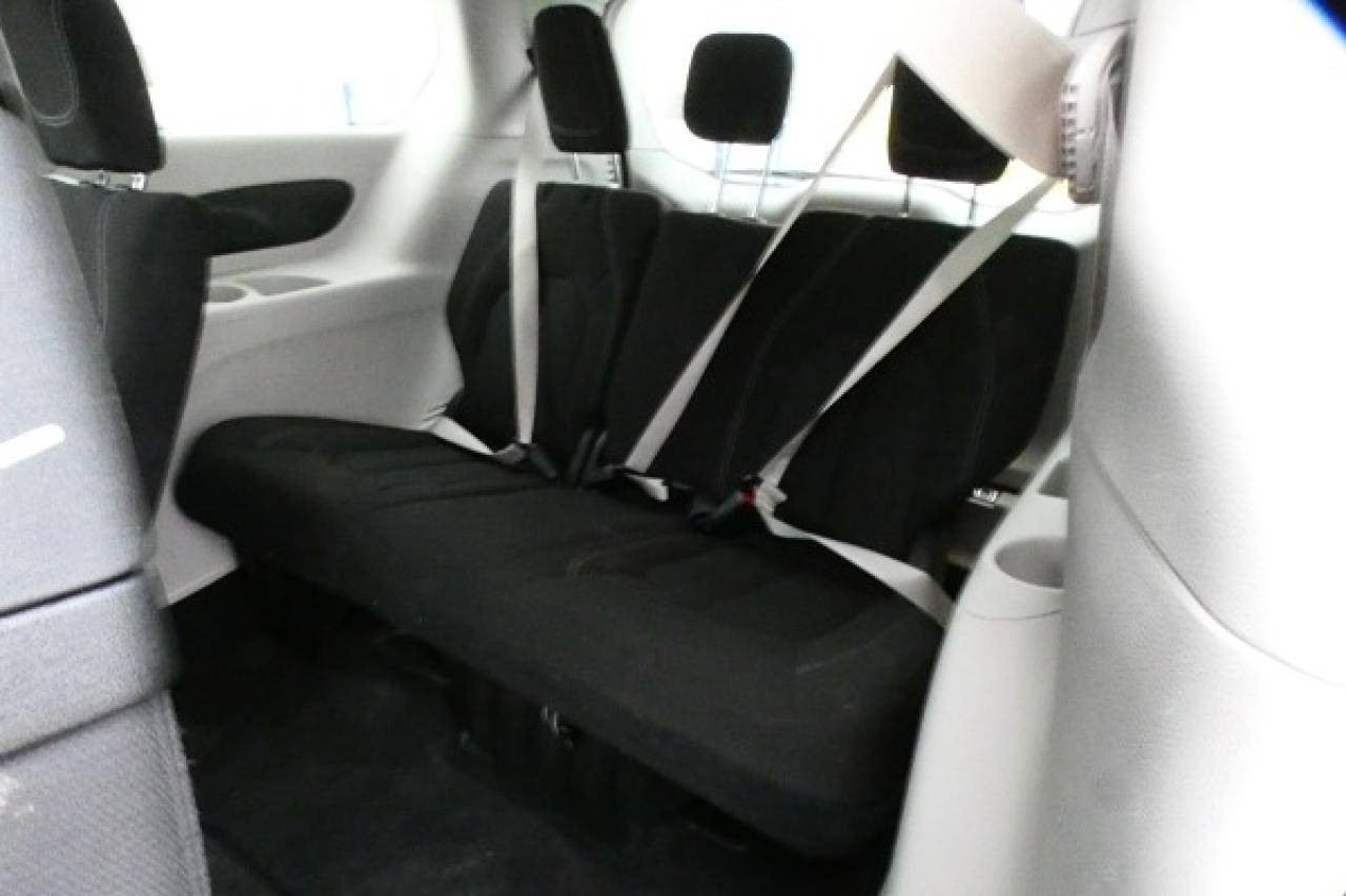 2024 Chrysler Grand Caravan SXT 2WD w/Htd cloth, Htd wheel, NAV, BUC - Photo #9