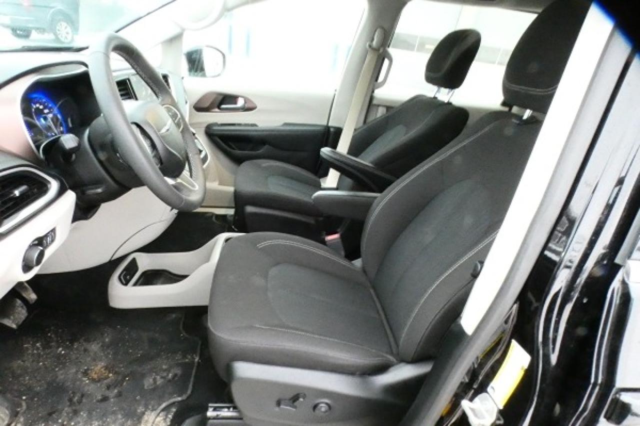 2024 Chrysler Grand Caravan SXT 2WD w/Htd cloth, Htd wheel, NAV, BUC - Photo #11