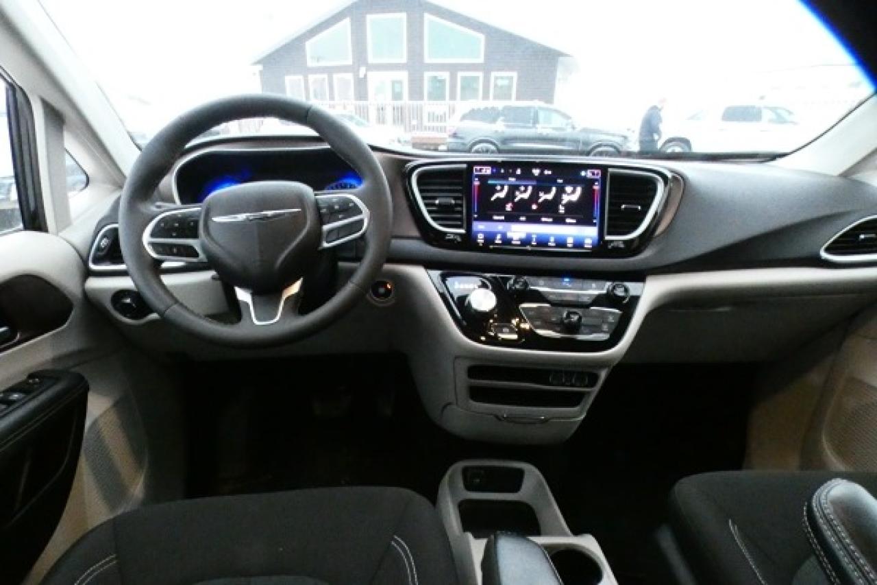 2024 Chrysler Grand Caravan SXT 2WD w/Htd cloth, Htd wheel, NAV, BUC - Photo #12