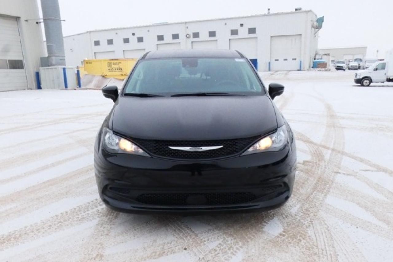 2024 Chrysler Grand Caravan SXT 2WD w/Htd cloth, Htd wheel, NAV, BUC - Photo #3