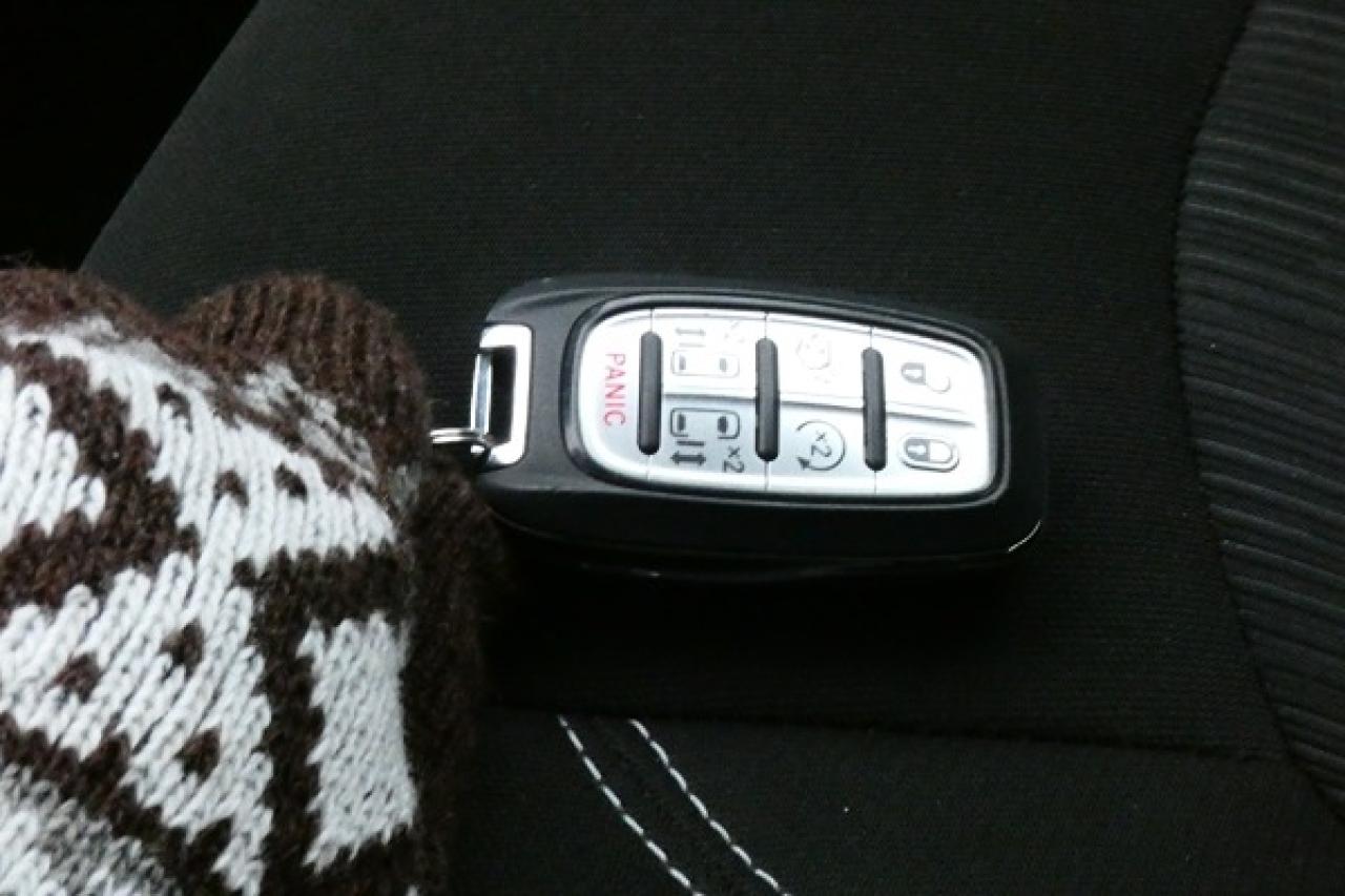 2024 Chrysler Grand Caravan SXT 2WD w/Htd cloth, Htd wheel, NAV, BUC - Photo #19