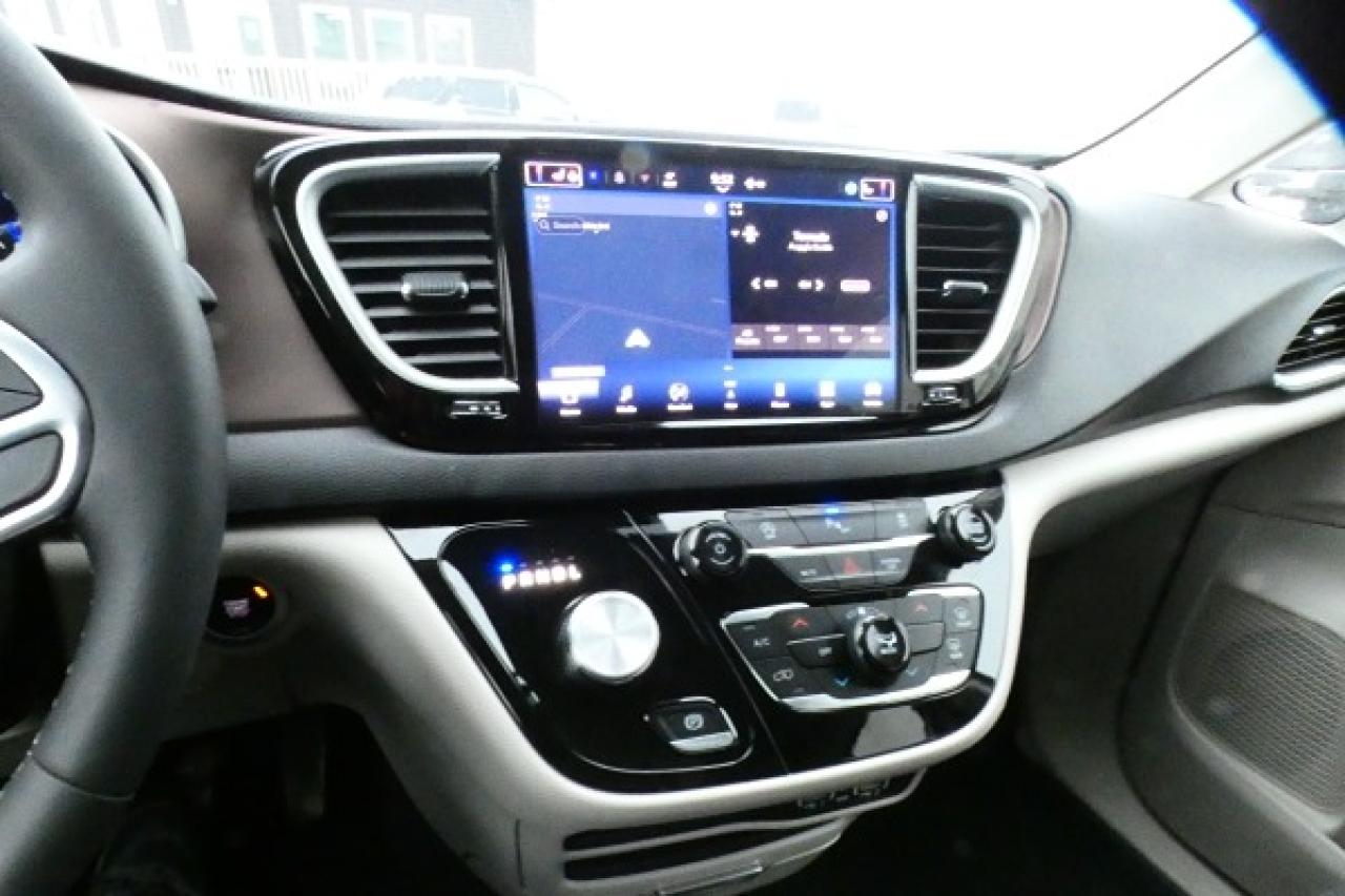 2024 Chrysler Grand Caravan SXT 2WD w/Htd cloth, Htd wheel, NAV, BUC - Photo #16