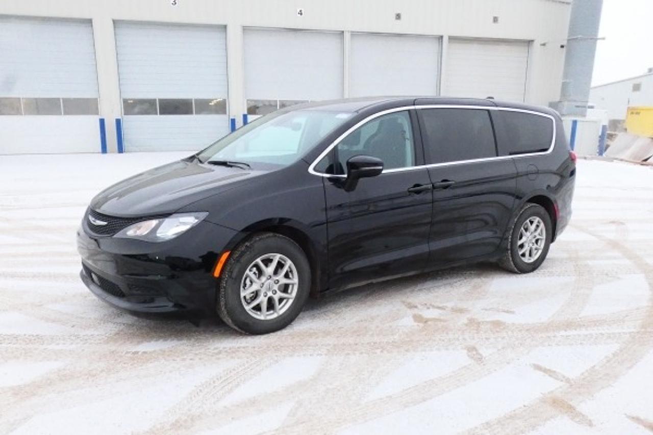2024 Chrysler Grand Caravan SXT 2WD w/Htd cloth, Htd wheel, NAV, BUC - Photo #2