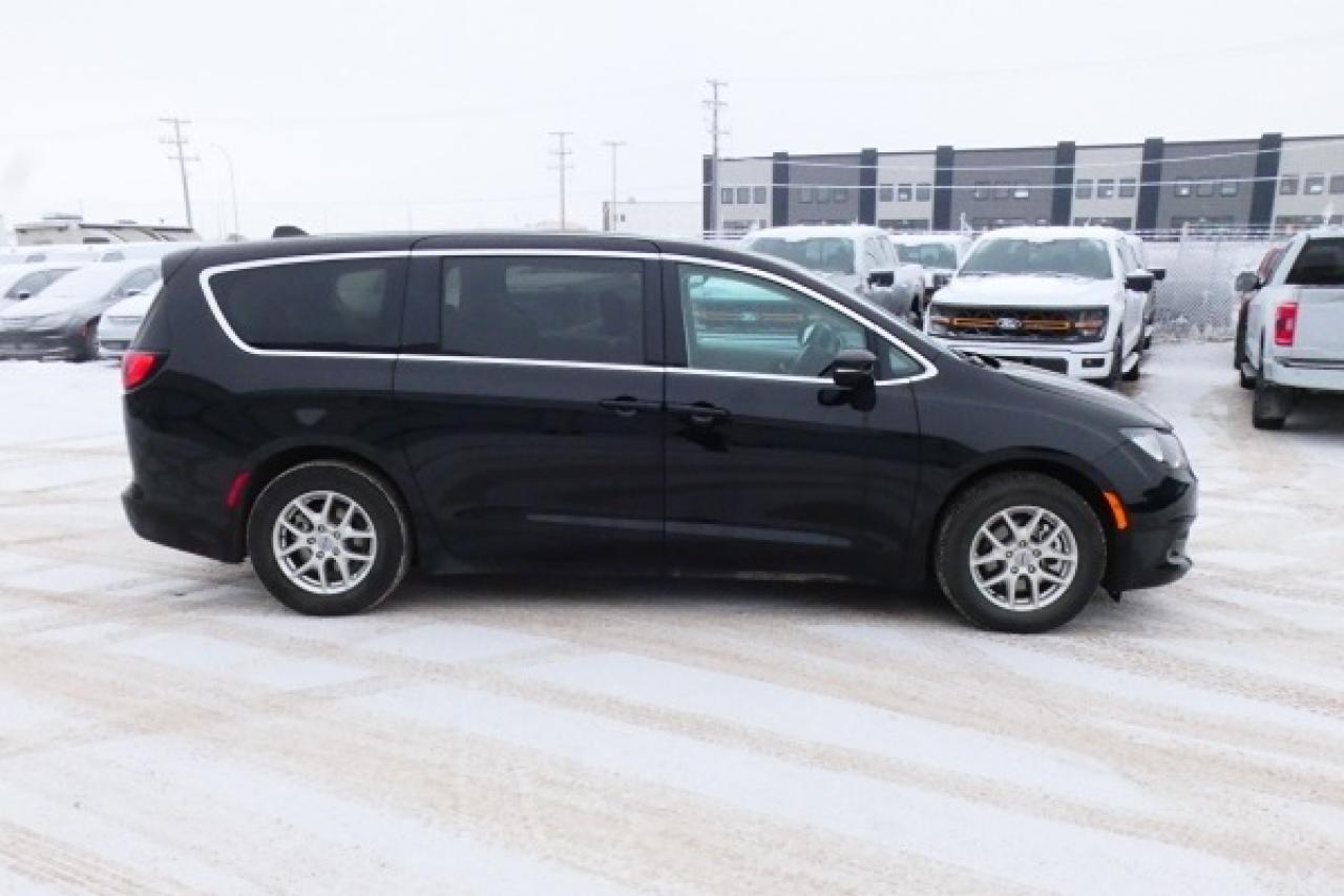 2024 Chrysler Grand Caravan SXT 2WD w/Htd cloth, Htd wheel, NAV, BUC - Photo #5