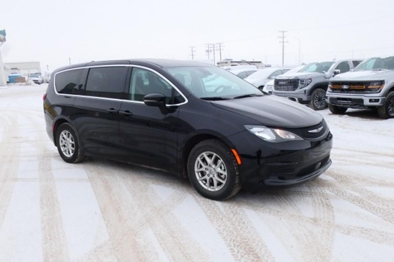 2024 Chrysler Grand Caravan SXT 2WD w/Htd cloth, Htd wheel, NAV, BUC - Photo #4