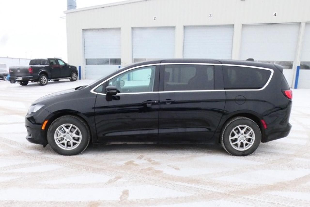2024 Chrysler Grand Caravan SXT 2WD w/Htd cloth, Htd wheel, NAV, BUC - Photo #1